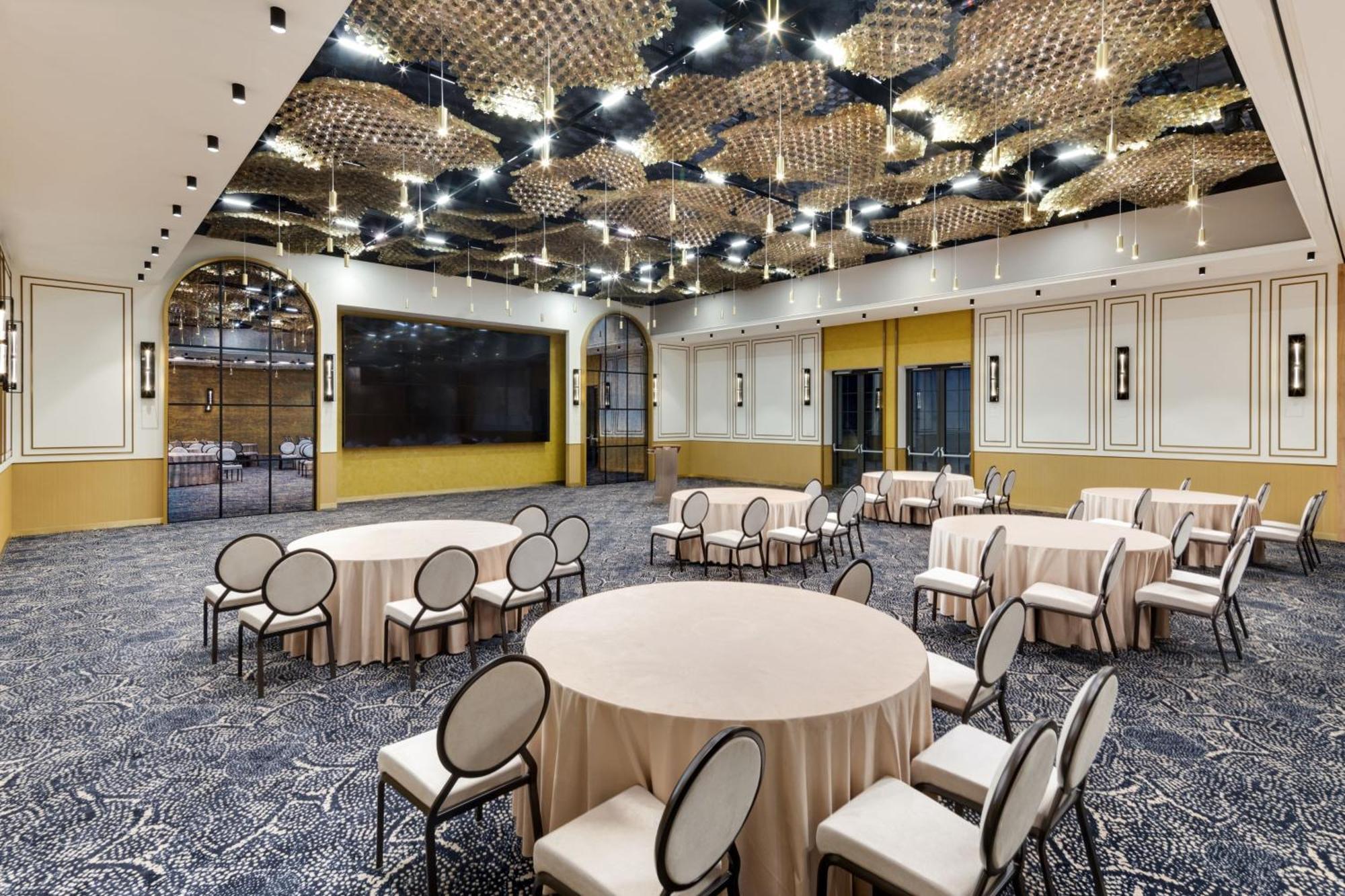 Courtyard By Marriott Cluj - Napoca Downtown Otel Dış mekan fotoğraf